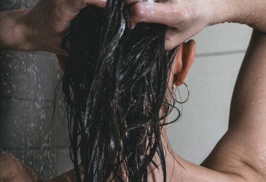 nakładanie maski na włosy pod prysznicem